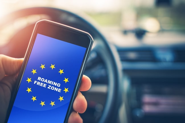 Mobiltelefon med EU-symboler och texten roaming free zone.