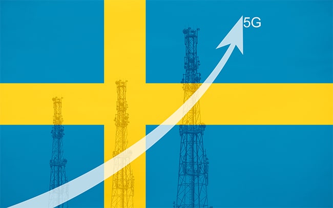 En uppåtgående pil mot texten 5g mot bakgrund av svenska flaggan och siluetter av telemaster.