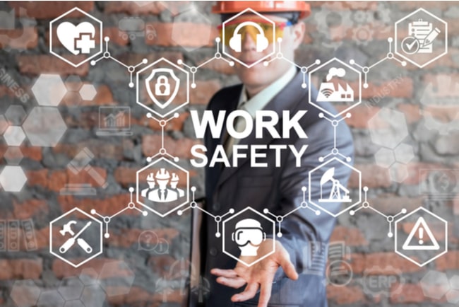 Man i bakgrunden och symboler för arbetsmiljösäkerhet i förgrunden med texten work safety.