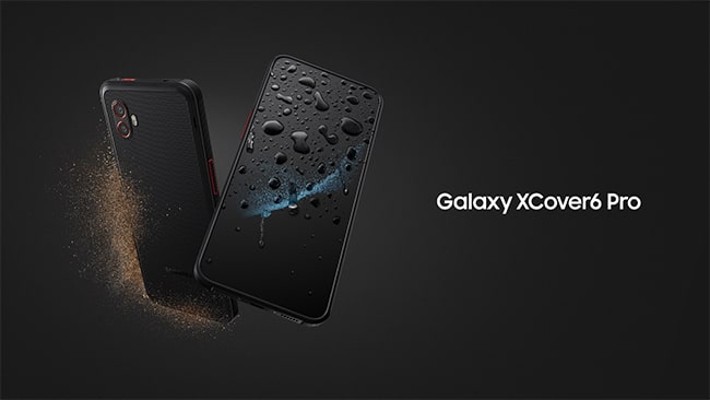 Samsungs nya xcover 6 pro i svart mot svart bakgrund.